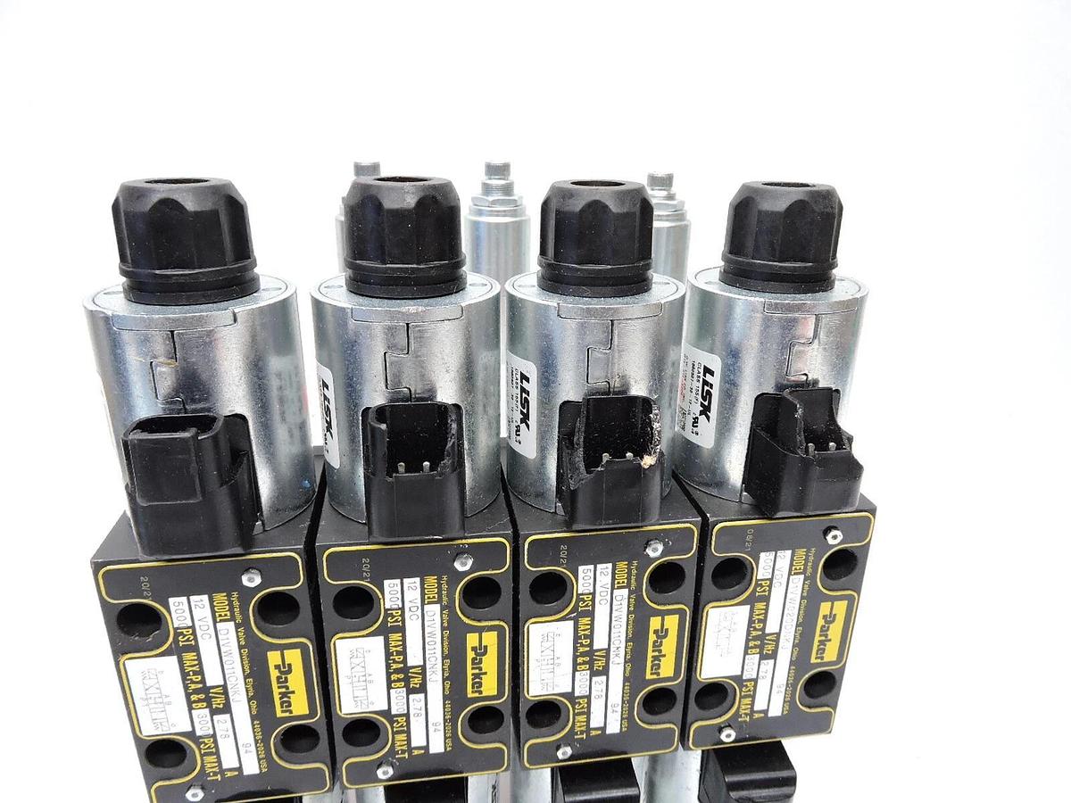 (4) Parker D1VW011CNKJ Triple Direction Control Valve + (3) RDH103S30 Relief Va
