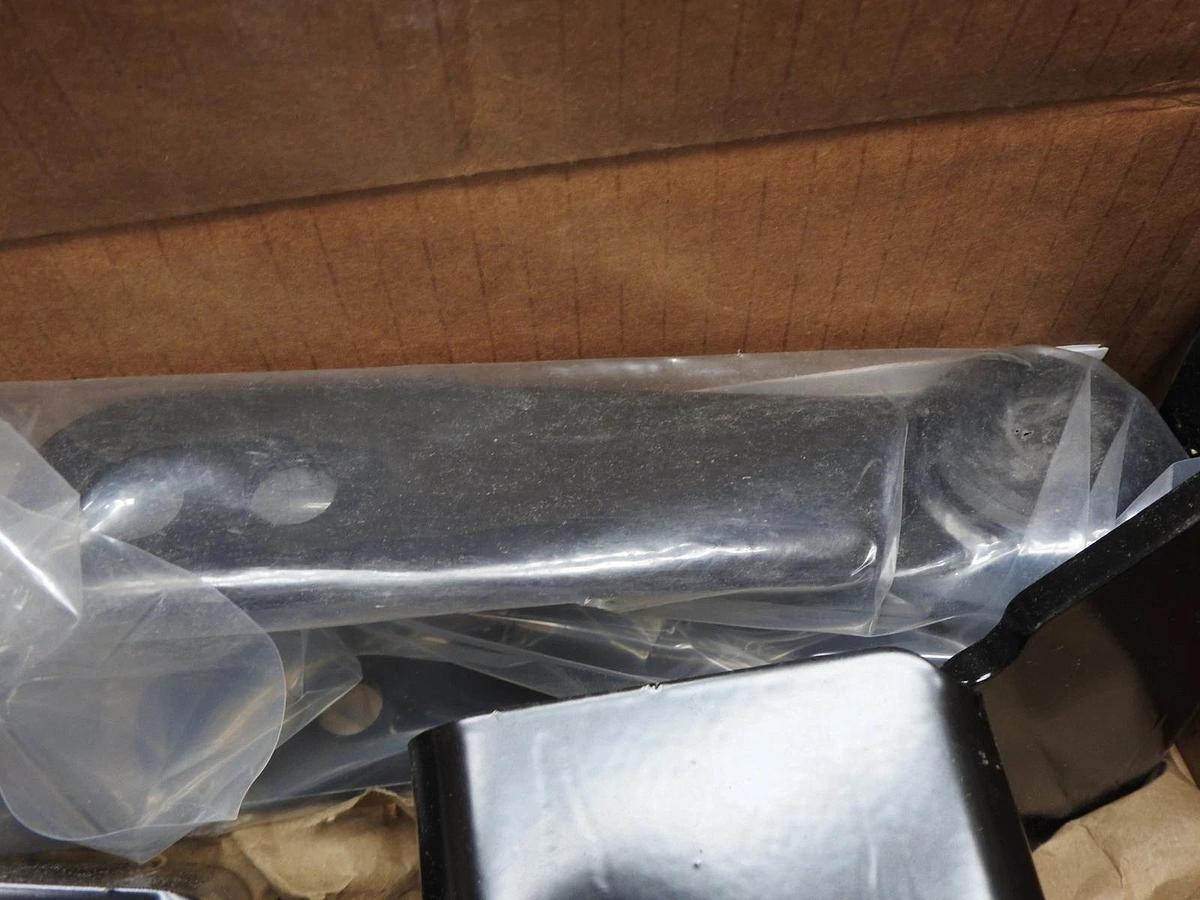 Western Chassis 201201 Hangers and Shackles 4.0" Chevy GMC Kit - NOB NEW!!!