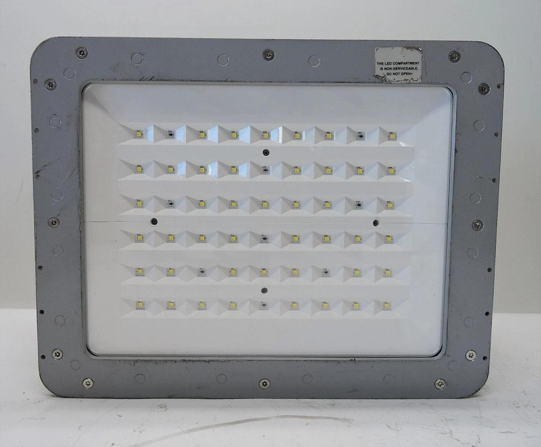 Crouse-Hinds by Eaton FMVA13LCY-UNV34-76 LED FLOOD COOL GLASS LENS 347-480 VAC