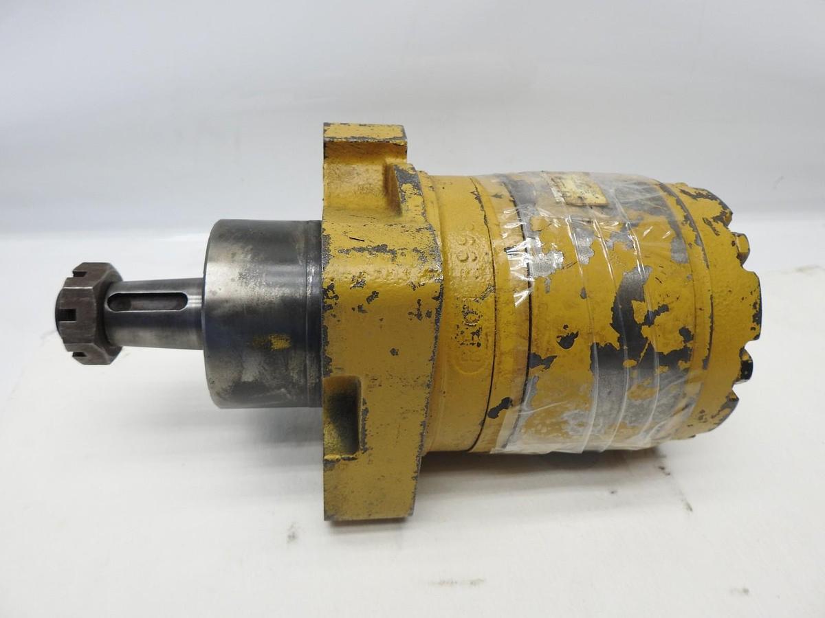 GENUINE White RE45070300 Hydraulic Motor Wheel Mount 1-1/4" Shaft RE013998
