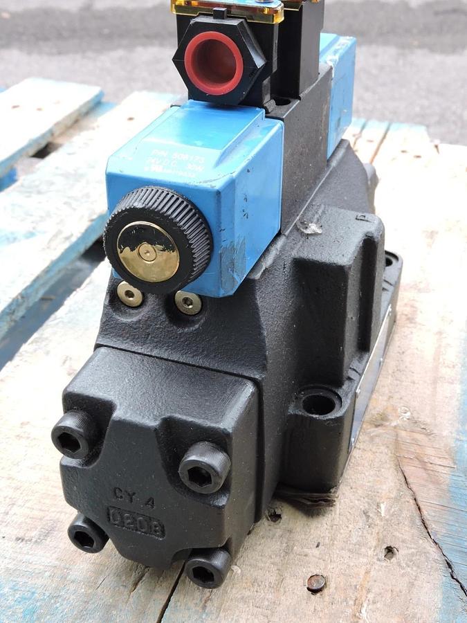 Eaton Vickers DG5V-8-H-2C-M-FW-H-10 VALVE with Pilot valve DG4V-3-6C-M-FW-H7-60