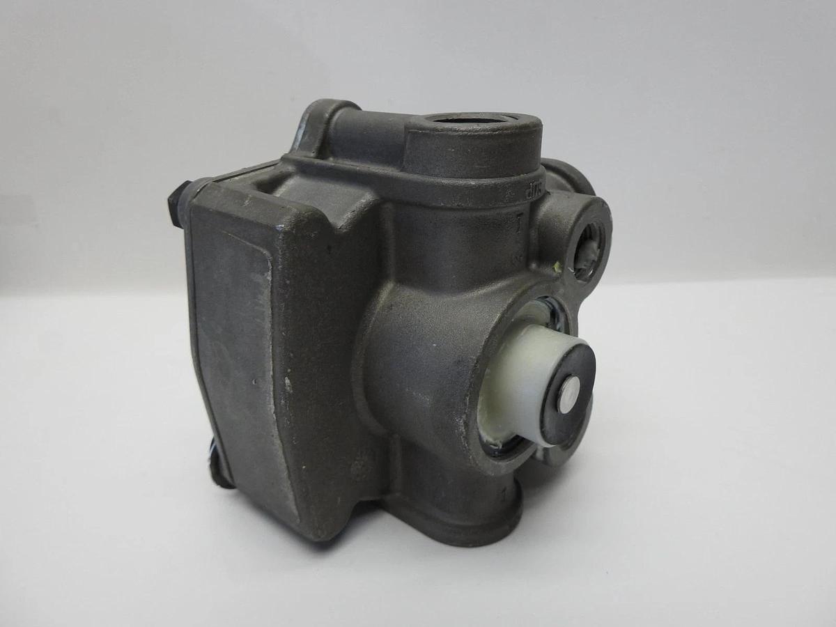 Genuine Oem Bendix R-12P Relay Valve - 065476 NEW!
