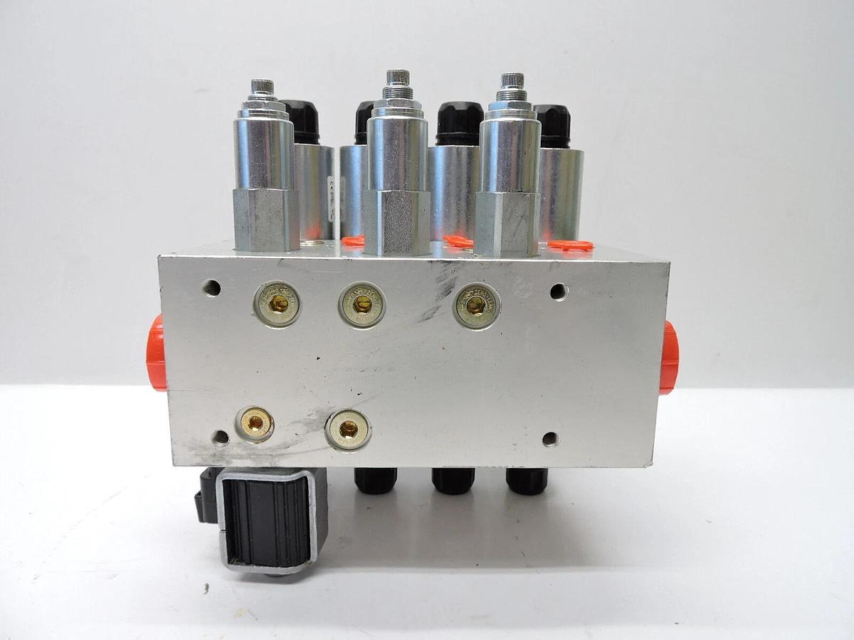 (4) Parker D1VW011CNKJ Triple Direction Control Valve + (3) RDH103S30 Relief Va
