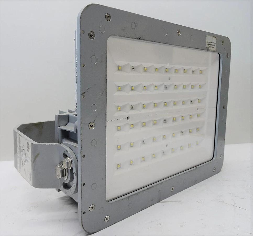 Crouse-Hinds by Eaton FMVA13LCY-UNV34-76 LED FLOOD COOL GLASS LENS 347-480 VAC
