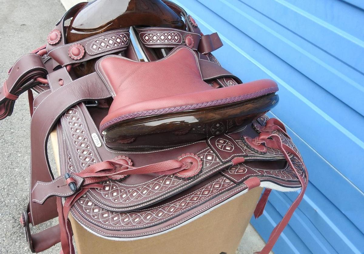 Alpha Mounturas Show Saddle High-Gloss Shaft Alpha Saddle NEW w/ Shipping Damage