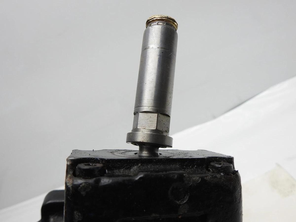 GENUINE John Deere AN401953 Rear Wheel Drive Hydrauliuc Motor RM100089 AS IS UNT