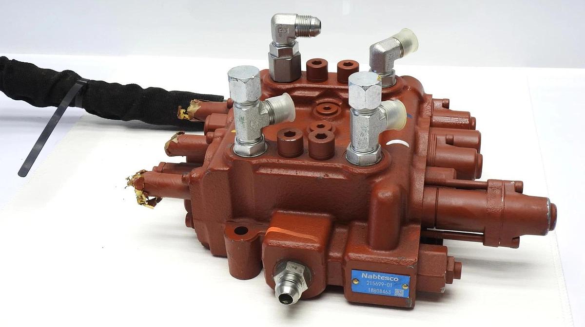 OEM Kubota SLV 75 Main Control Valve Nabtesco 215699-01 SLV75 Hydraulic Valve