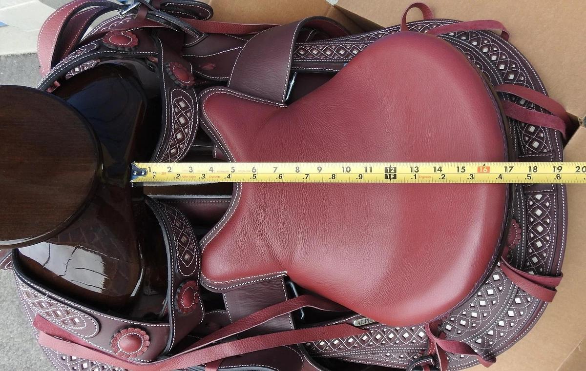 Alpha Mounturas Show Saddle High-Gloss Shaft Alpha Saddle NEW w/ Shipping Damage