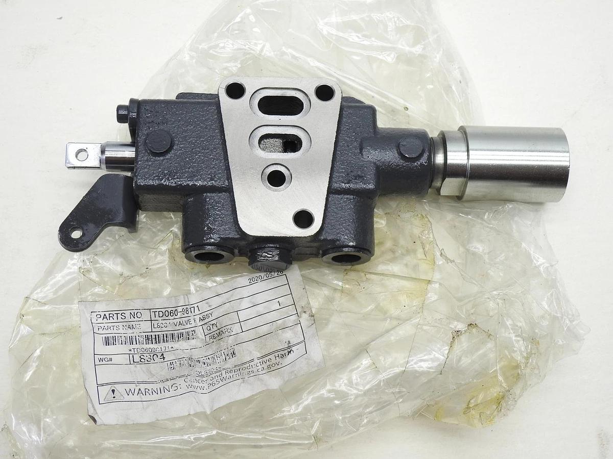 Kubota TD060-98171 ASSY, VALVE, AUX C YW312-0011 - NOB NEW!