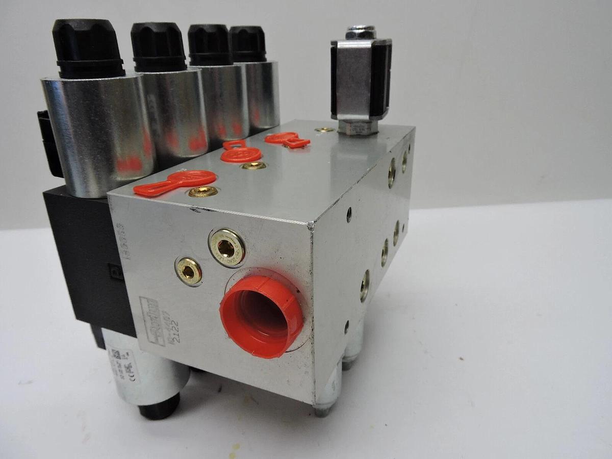 (4) Parker D1VW011CNKJ Triple Direction Control Valve + (3) RDH103S30 Relief Va