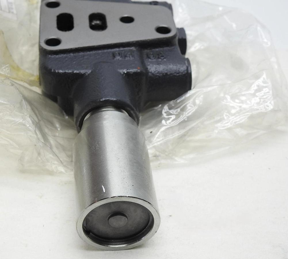Kubota TD060-98171 ASSY, VALVE, AUX C YW312-0011 - NOB NEW!