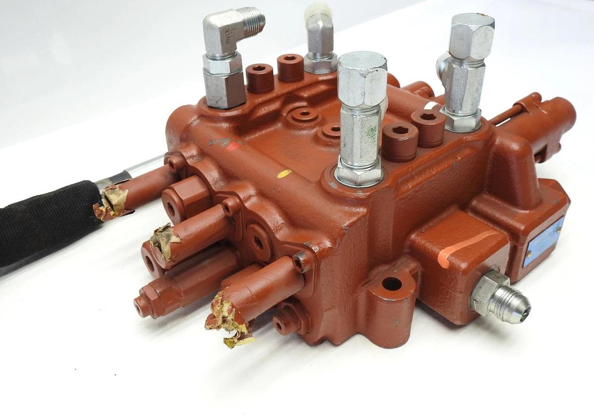 OEM Kubota SLV 75 Main Control Valve Nabtesco 215699-01 SLV75 Hydraulic Valve