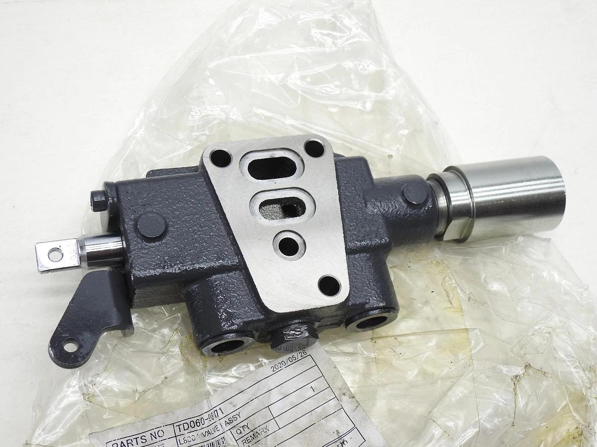 Kubota TD060-98171 ASSY, VALVE, AUX C YW312-0011 - NOB NEW!