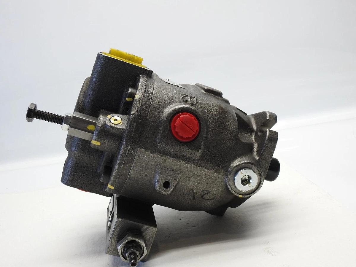 Parker PD Series Mobile Piston Pump PD045PS02SRS5AAM0R1200000 w/ 517-00167-5