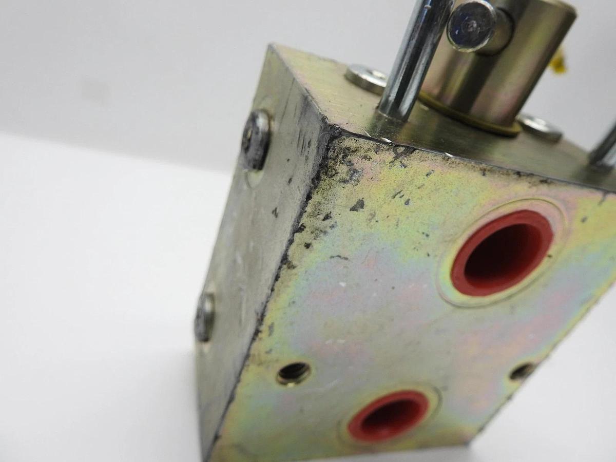 Shoemaker Inc. Hydraulic Diverter Multiplier Valve Block 8381 38 24D - SURPLUS