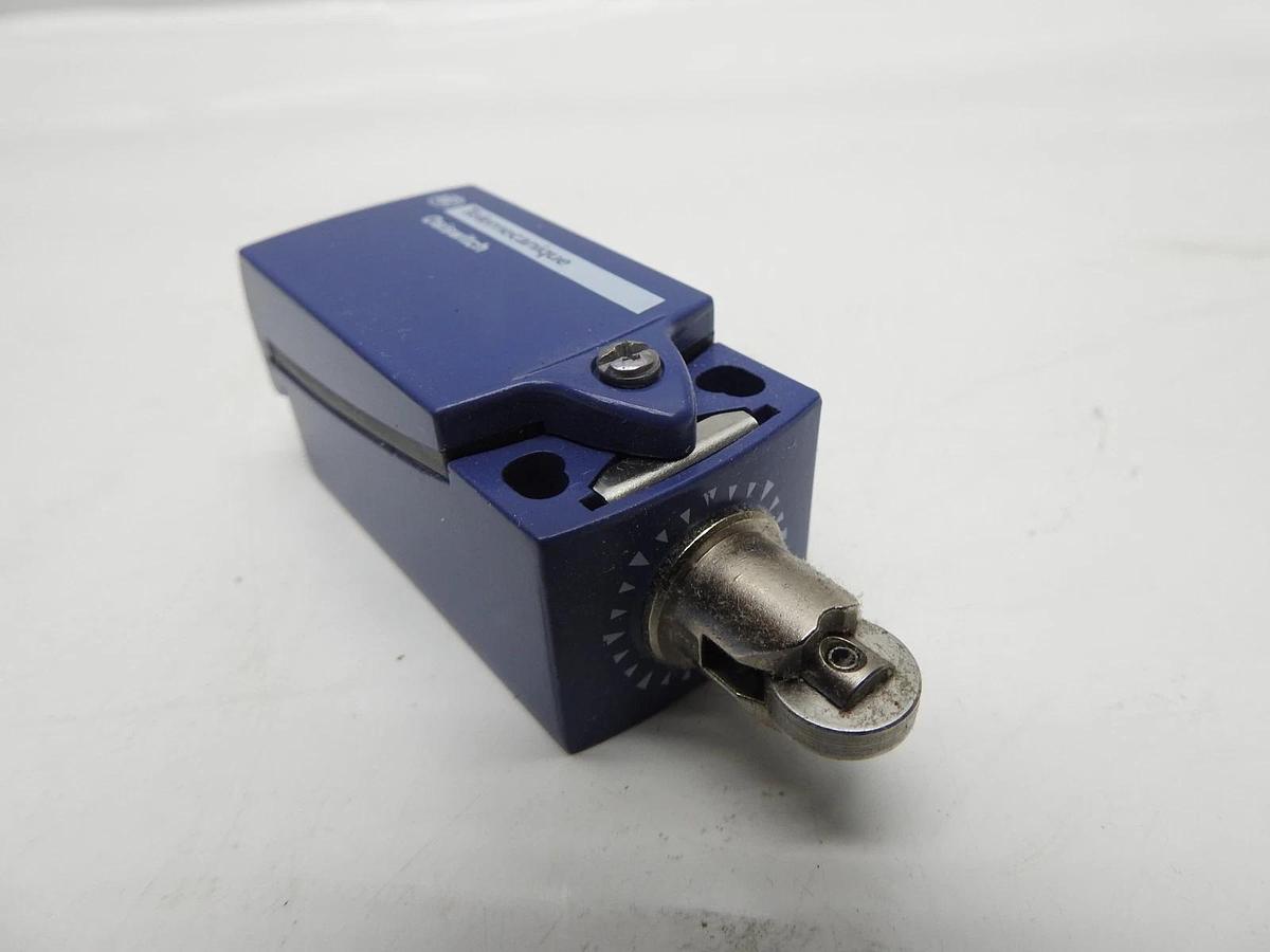 Telemecanique XCKD6802G11 Limit Switch 48V 10mA - NOB NEW!