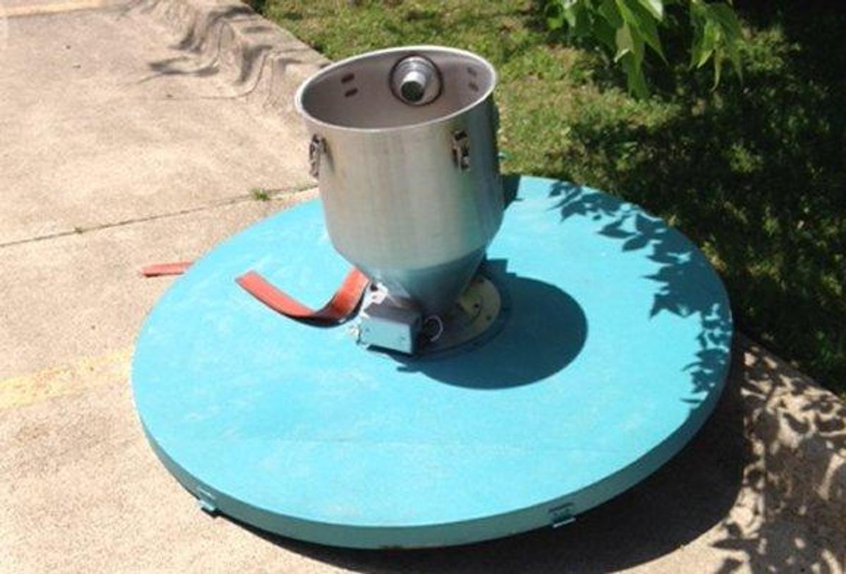 Used Unadyn 2000 lb. Ins. Hopper w/rec/stand
