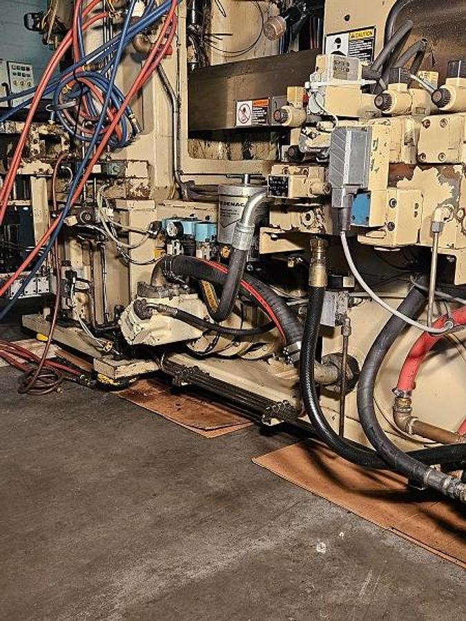 Used 125 Ton Newbury Shuttle Molding Machine
