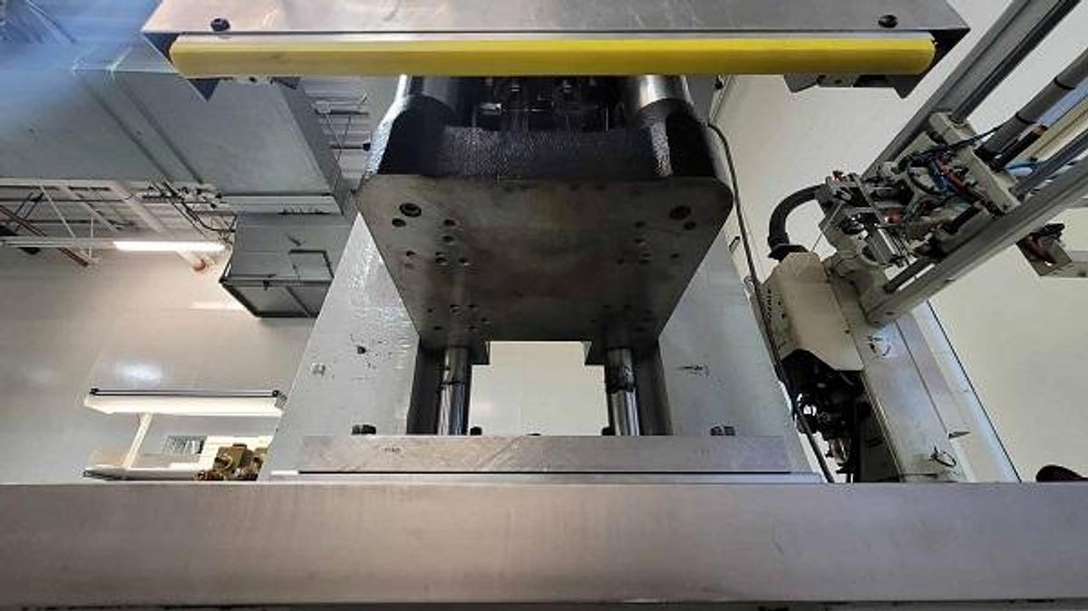 Used 80 Ton Newbury Shuttle Injection Mold Machine
Model Ve-80RS