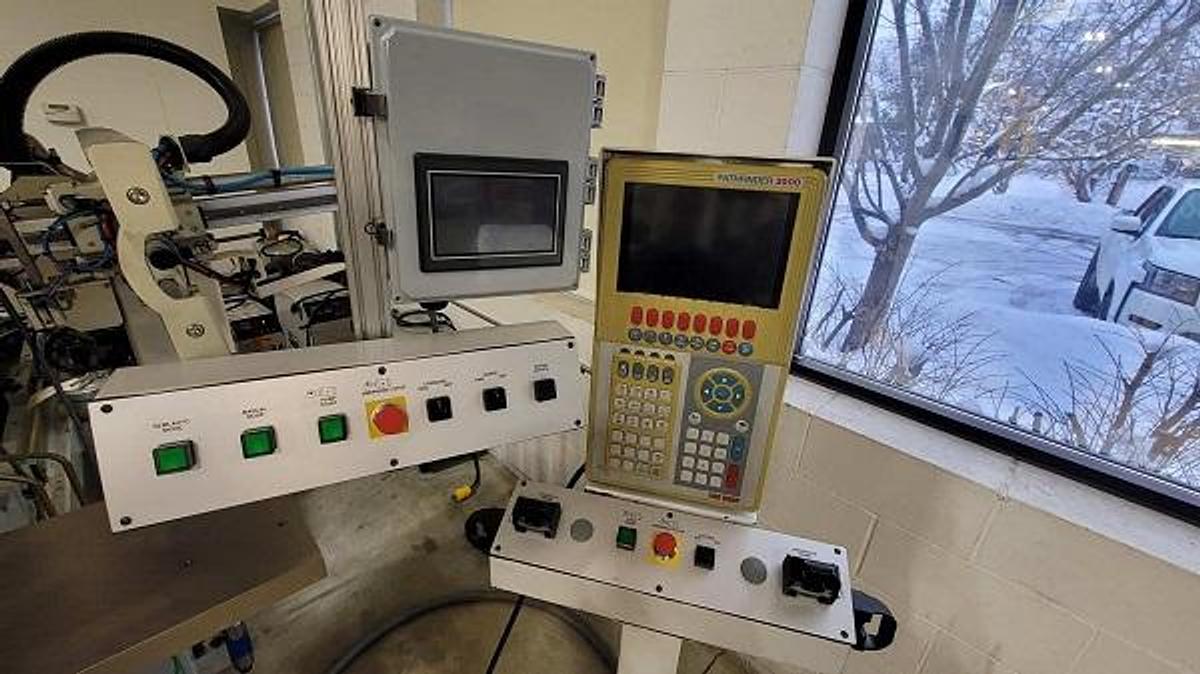 Used 80 Ton Newbury Shuttle Injection Mold Machine
Model Ve-80RS