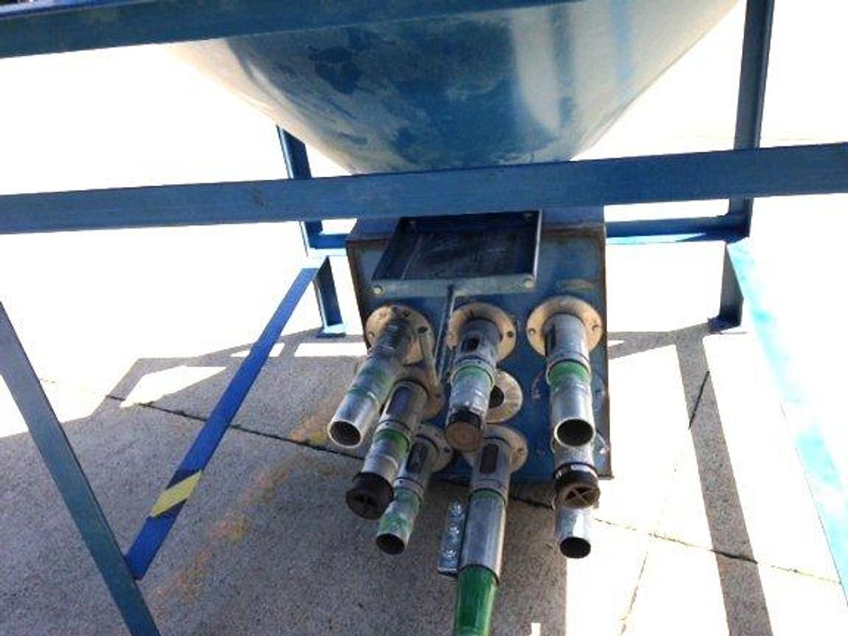 Used Novatec 2500 lb. Insulated Hopper w/stnd