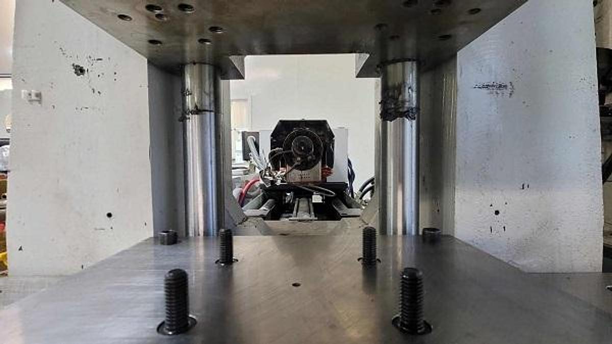 Used 80 Ton Newbury Shuttle Injection Mold Machine
Model Ve-80RS