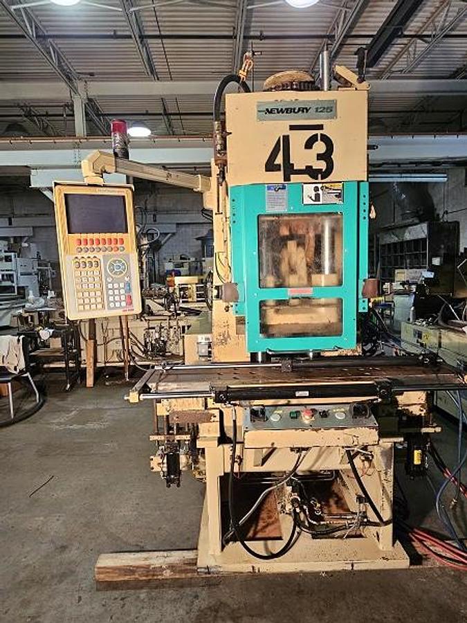 Used 125 Ton Newbury Shuttle Molding Machine