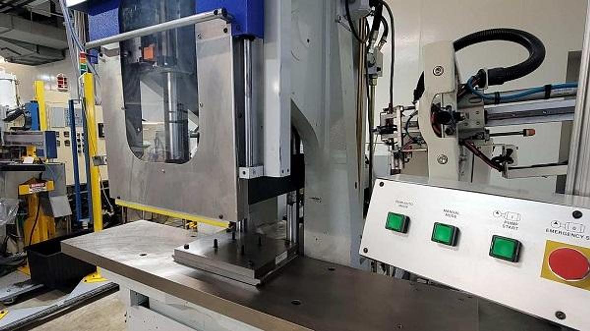 Used 80 Ton Newbury Shuttle Injection Mold Machine
Model Ve-80RS