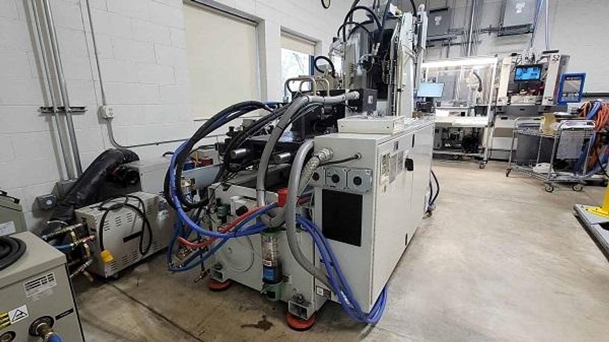 Used 80 Ton Newbury Shuttle Injection Mold Machine
Model Ve-80RS