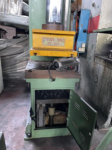 Usato Pressa oleodinamica a collo di cigno CAVENAGHI & RIDOLFI