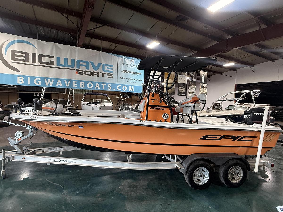 Used 2016 Epic 22 CC (Center Console) with 200hp