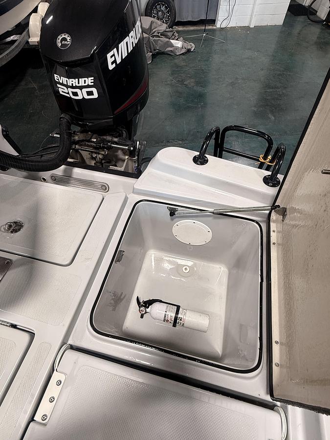 Used 2016 Epic 22 CC (Center Console) with 200hp