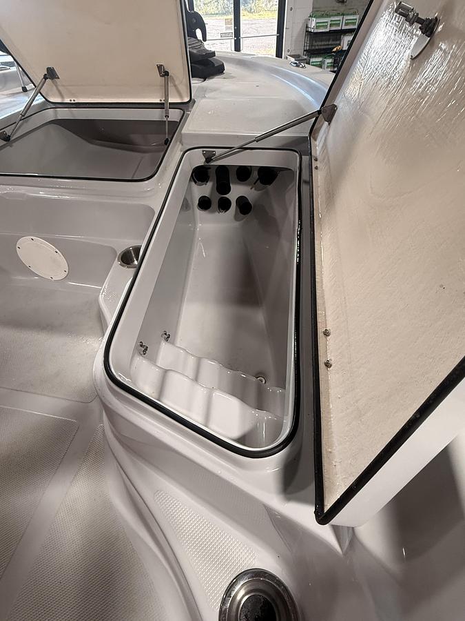 Used 2016 Epic 22 CC (Center Console) with 200hp