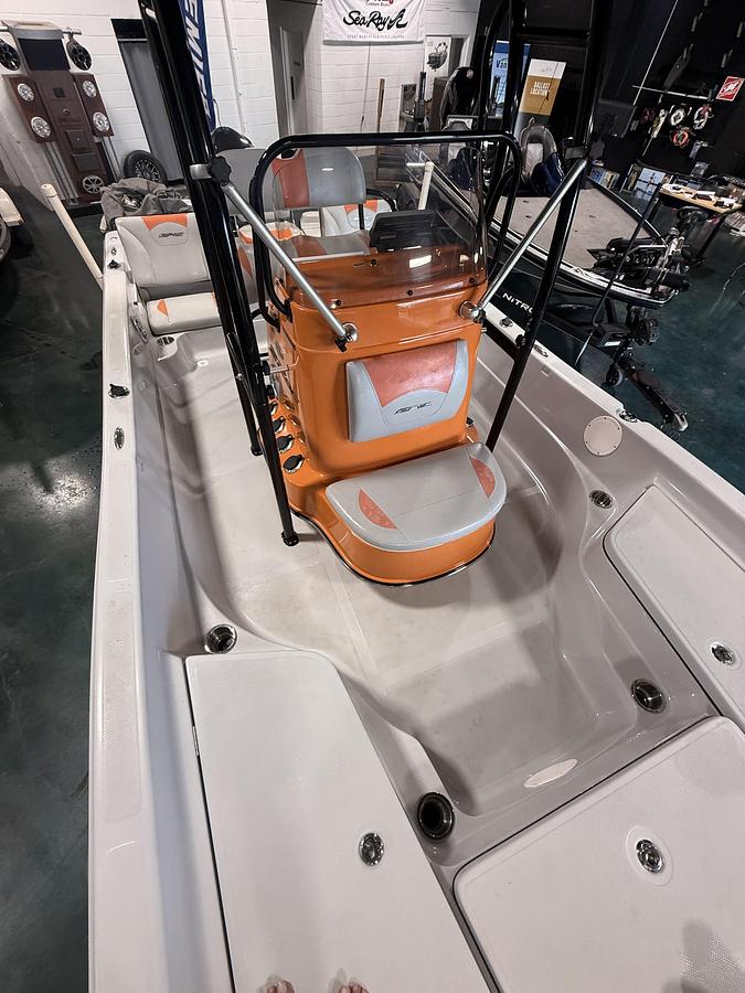 Used 2016 Epic 22 CC (Center Console) with 200hp