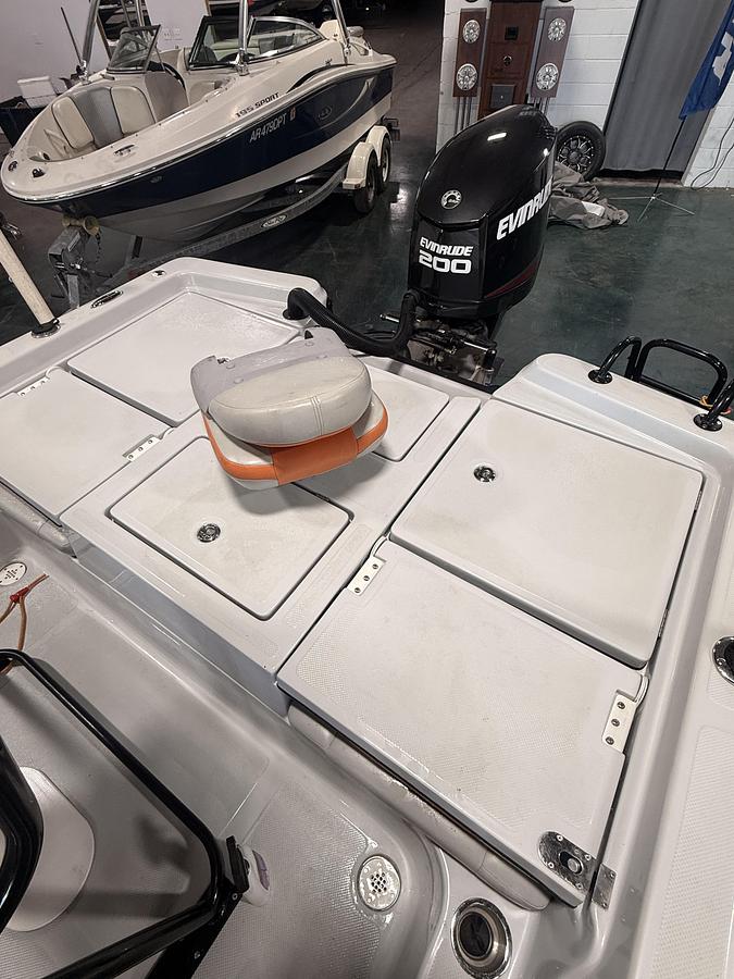 Used 2016 Epic 22 CC (Center Console) with 200hp