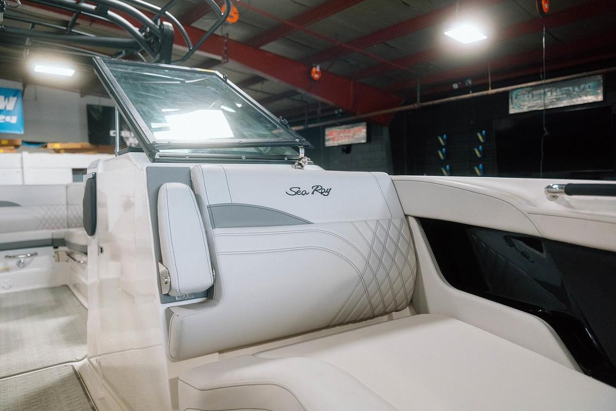 2025 Sea Ray SLX 260 Surf
