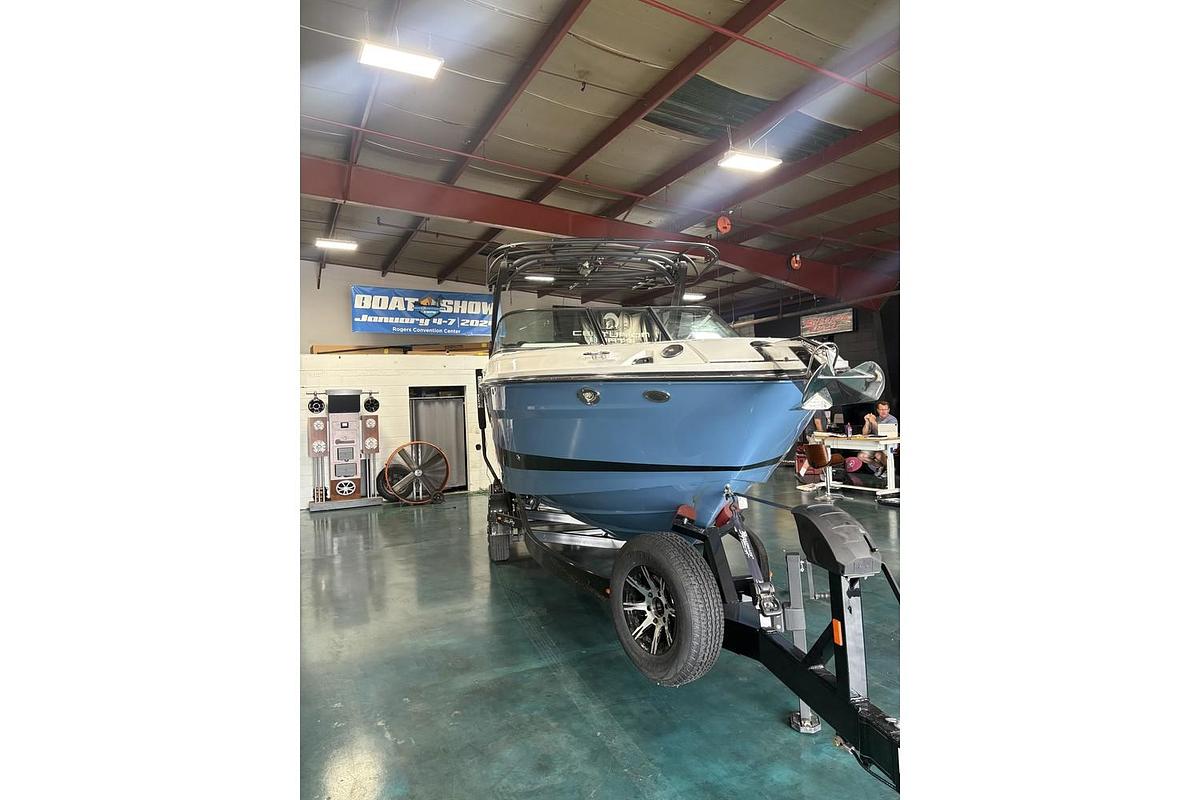 2025 Sea Ray SLX 260 Surf