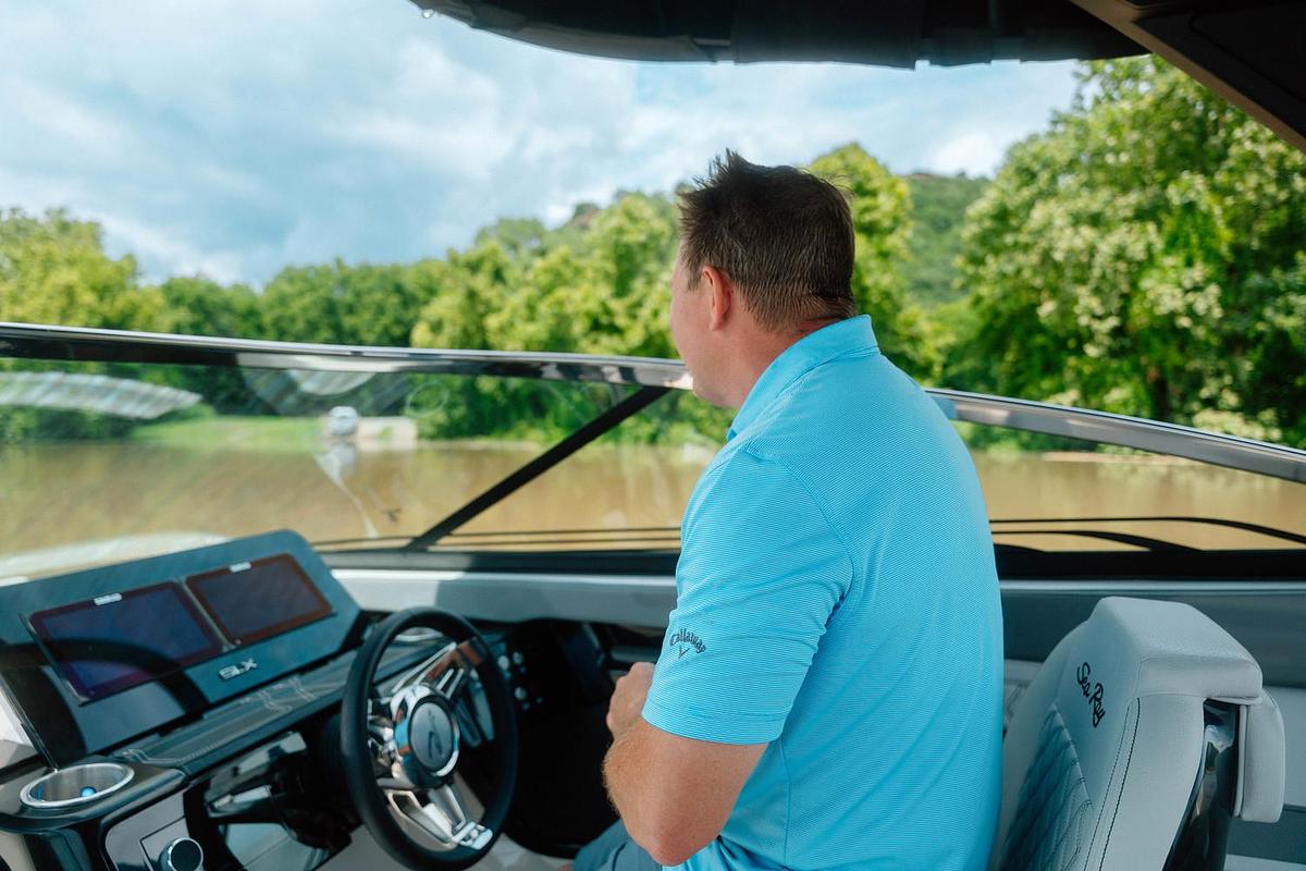 2025 Sea Ray SLX 260 Surf