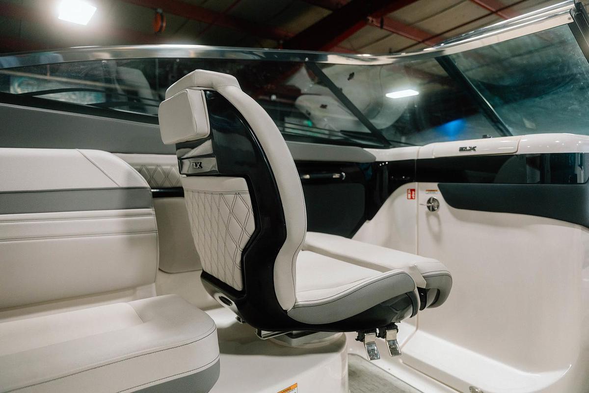 2025 Sea Ray SLX 260 Surf