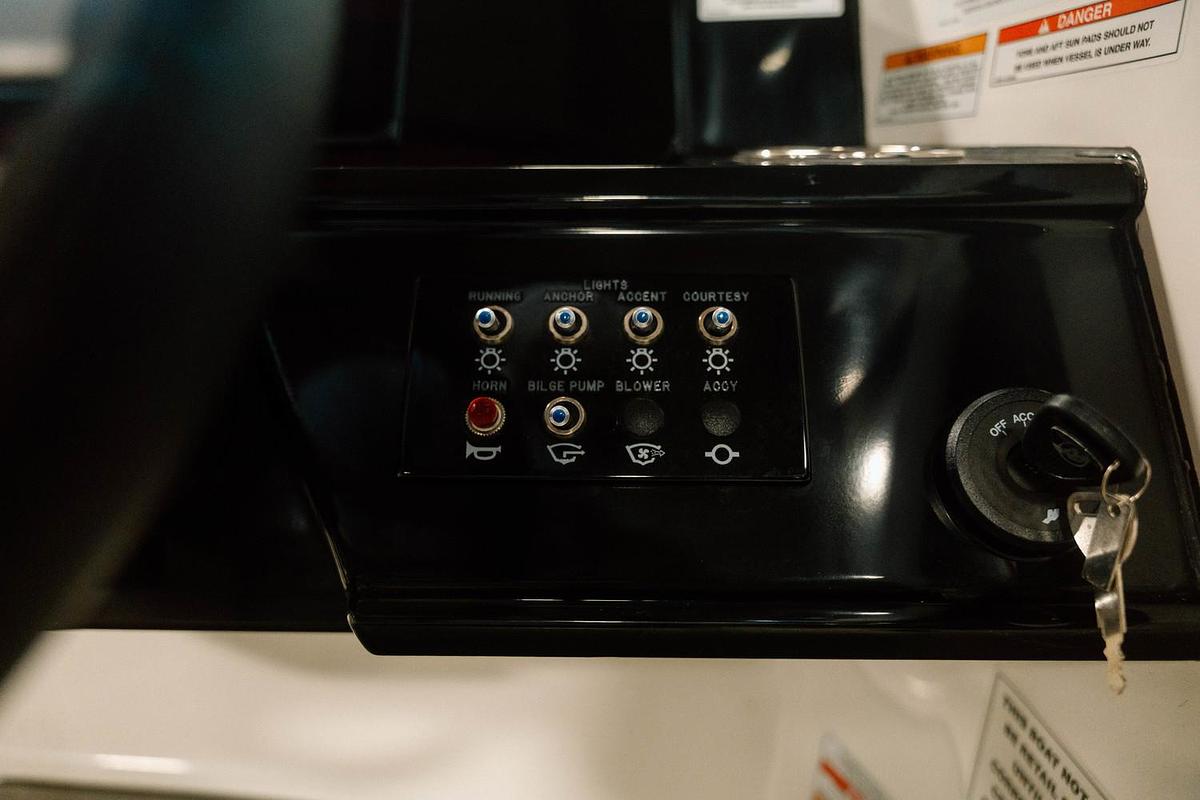 2025 Sea Ray SPX 210 OB