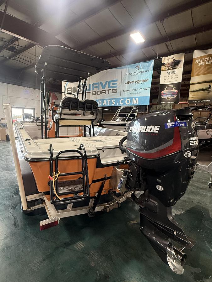 Used 2016 Epic 22 CC (Center Console) with 200hp
