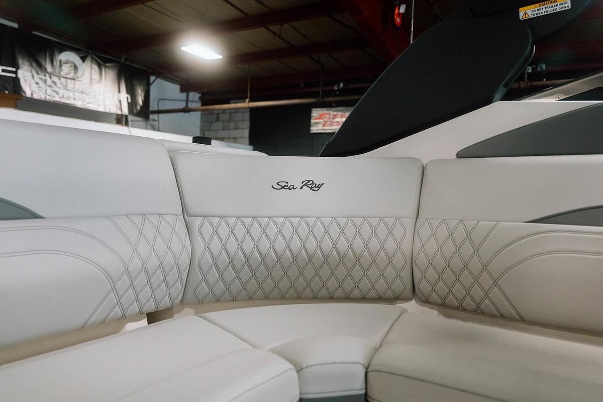 2025 Sea Ray SLX 260 Surf