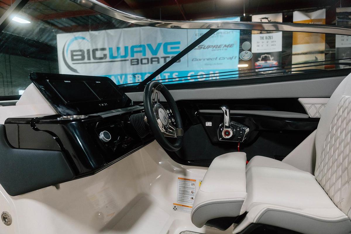 2025 Sea Ray SLX 260 Surf