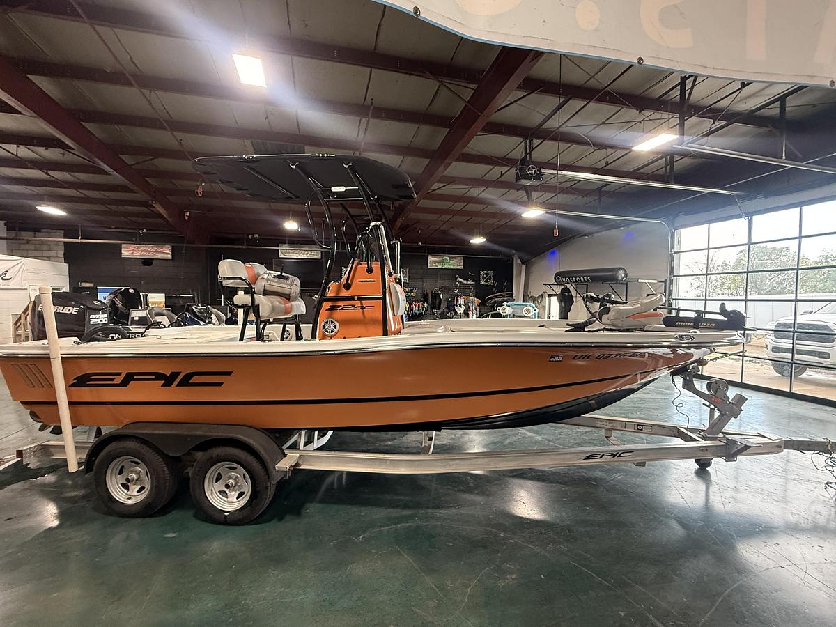 Used 2016 Epic 22 CC (Center Console) with 200hp