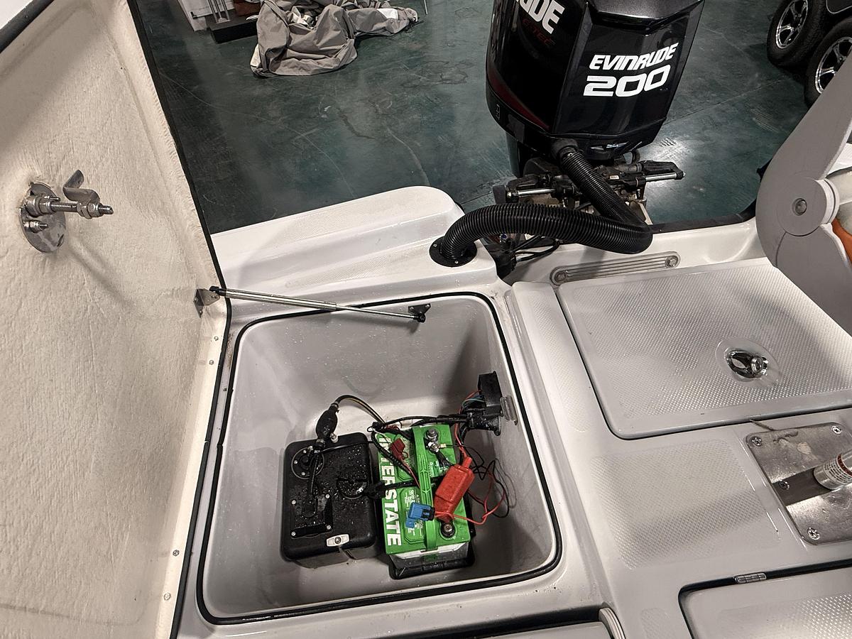 Used 2016 Epic 22 CC (Center Console) with 200hp