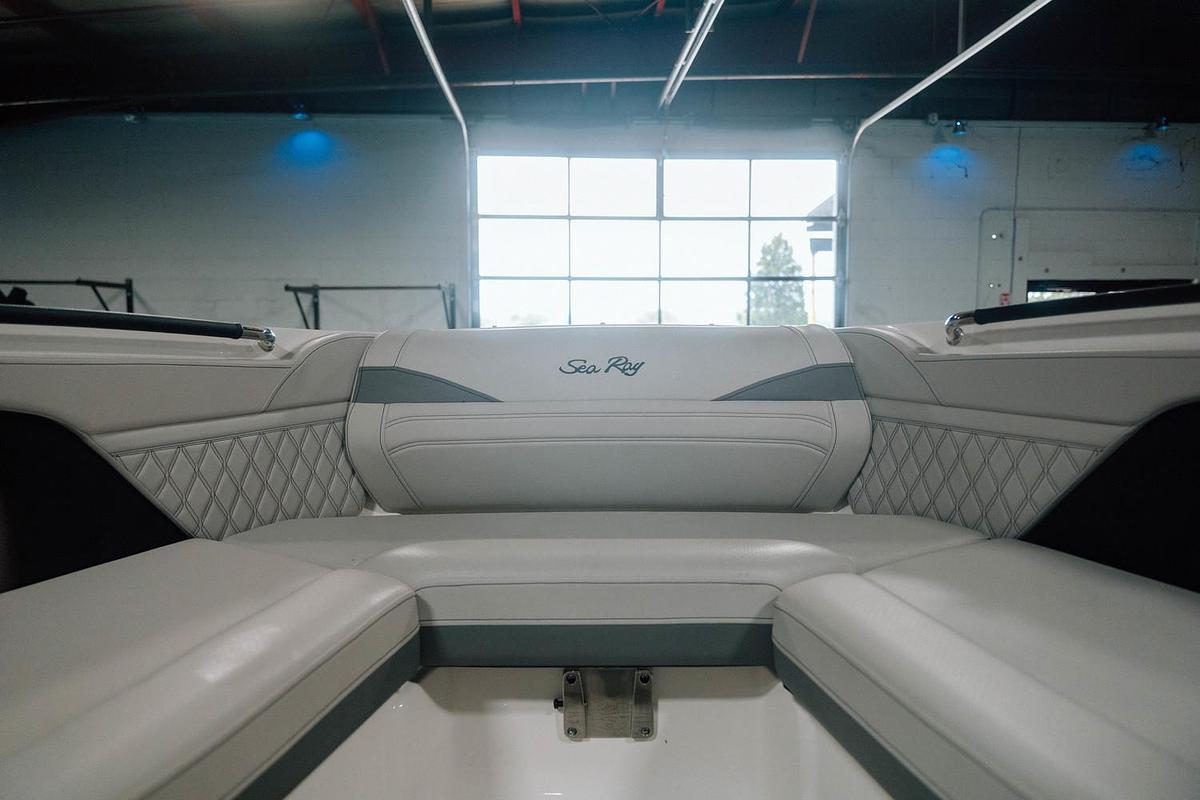 2025 Sea Ray SLX 260 Surf