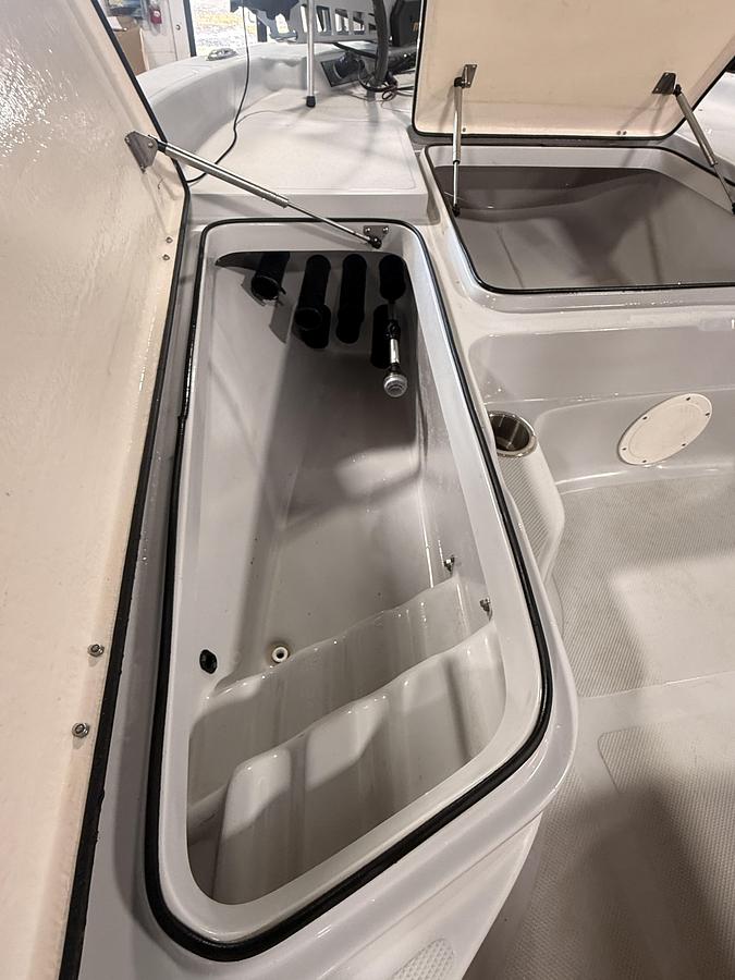 Used 2016 Epic 22 CC (Center Console) with 200hp