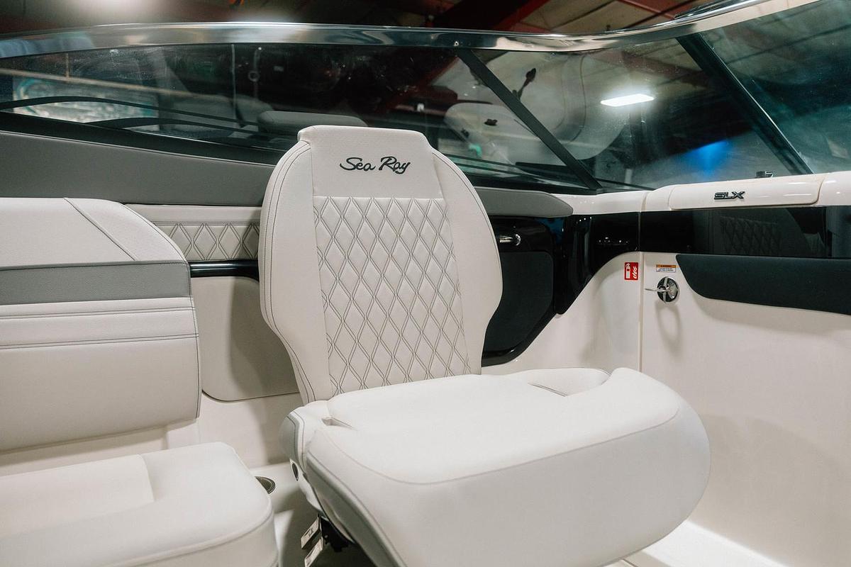 2025 Sea Ray SLX 260 Surf