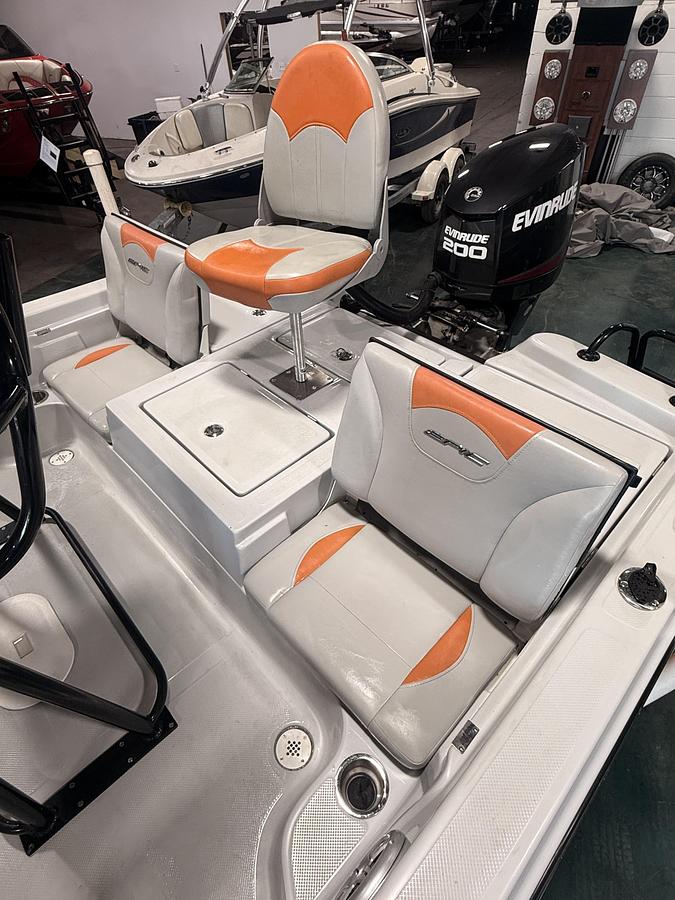 Used 2016 Epic 22 CC (Center Console) with 200hp