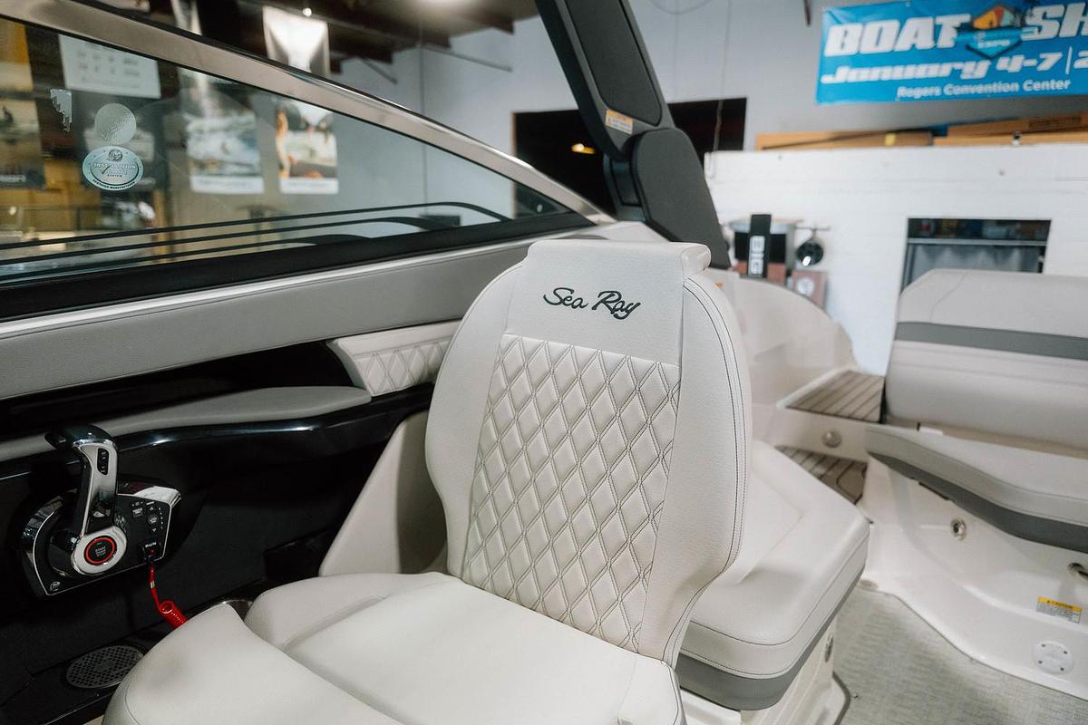 2025 Sea Ray SLX 260 Surf